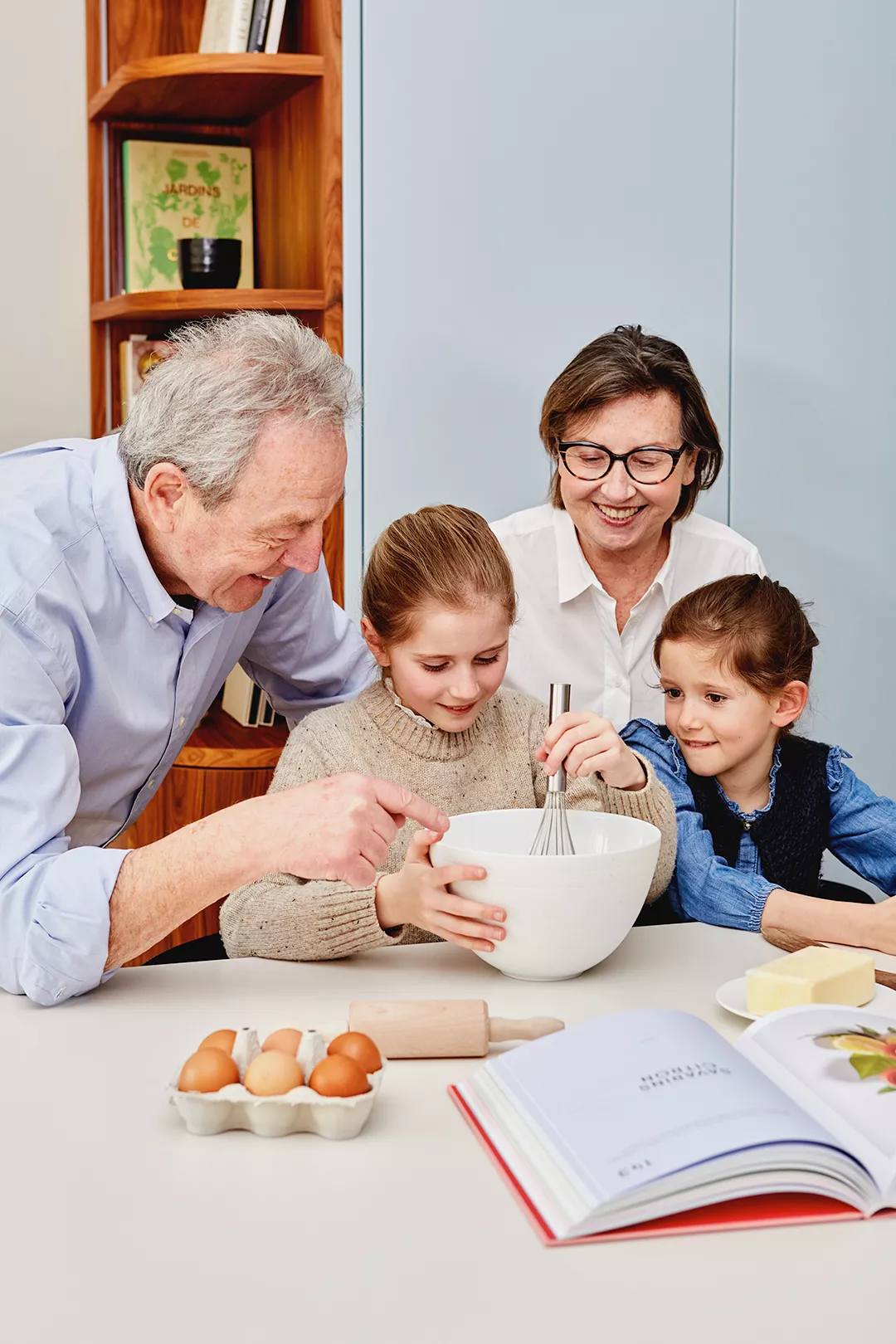 Grandparents baking with their granddaughters and who want to sell their apartment with Junot in return for a life annuity