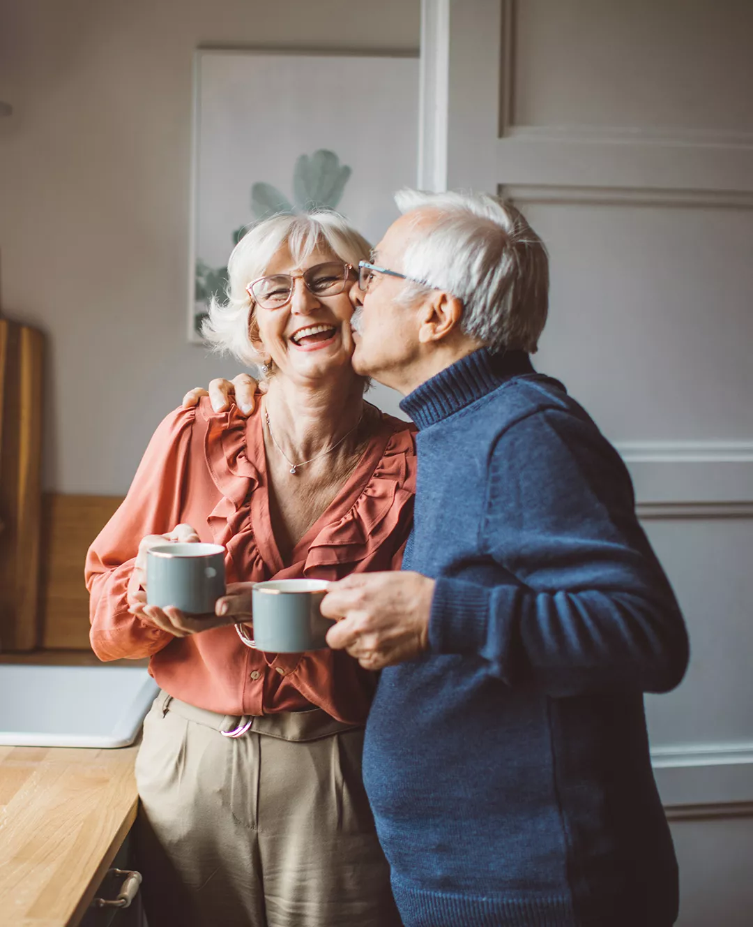 Senior couple kissing because they have just sold their apartment with Junot in return for a life annuity