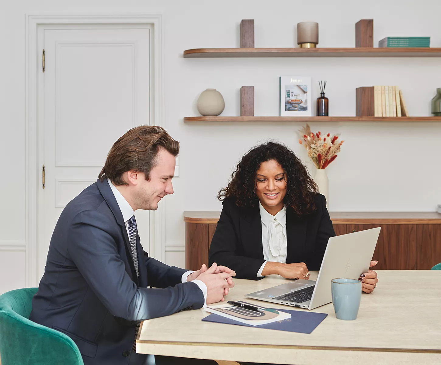 A client and a saleswoman meeting in an agency