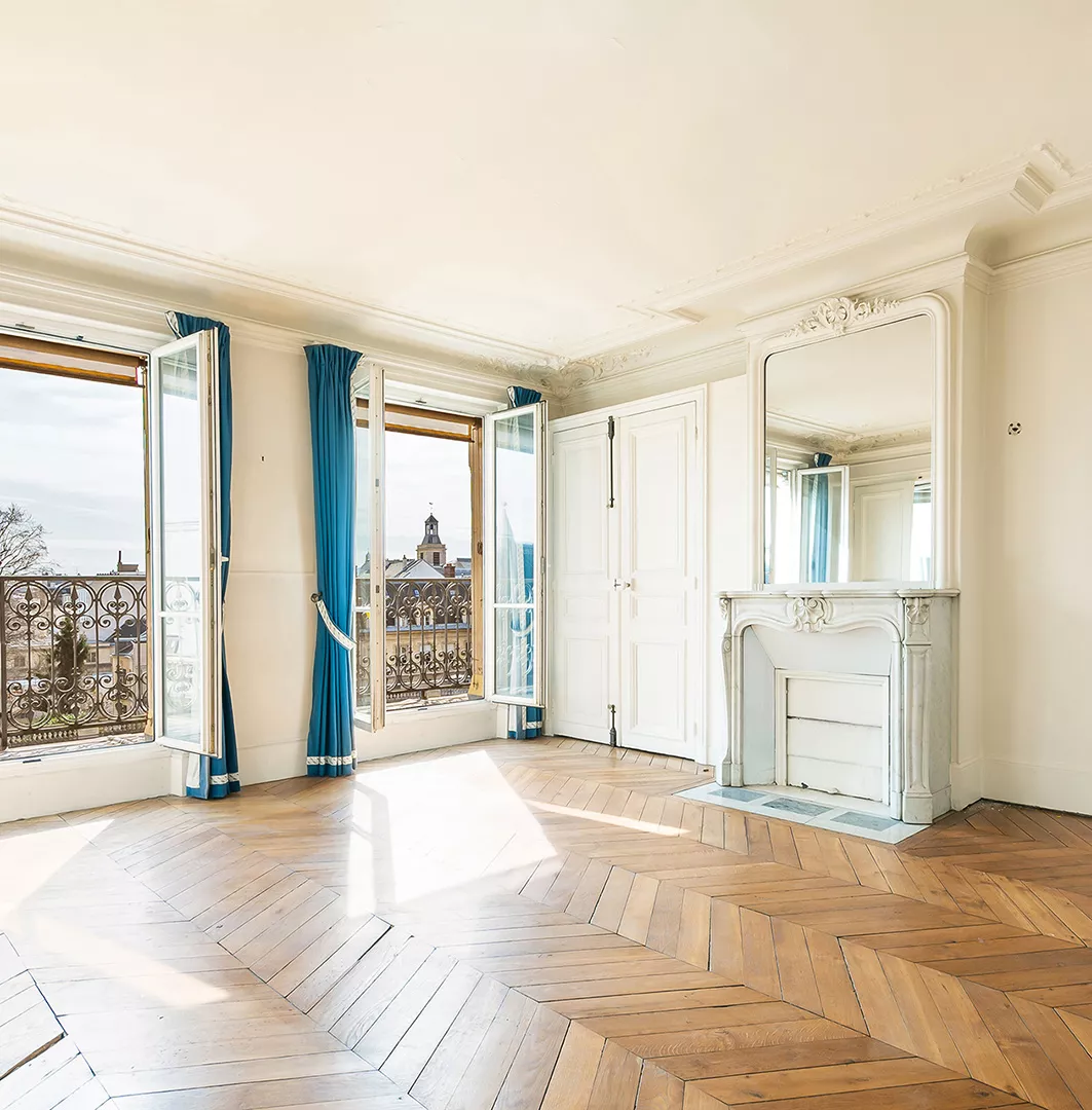 Living room of an ultra-luxury Haussmannian apartment located in Paris