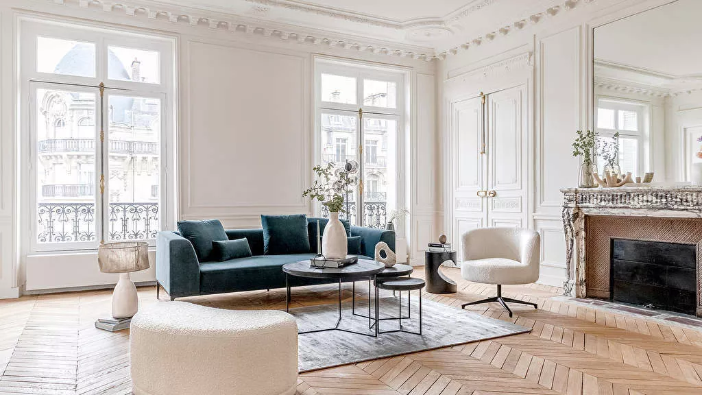 Haussmannian living room with ceiling molding in Paris