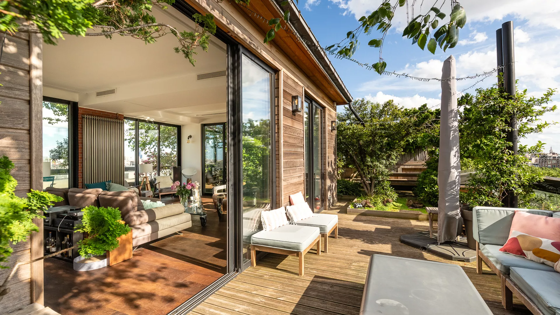 Appartement au dernier étage avec terrasse et vue sur Paris