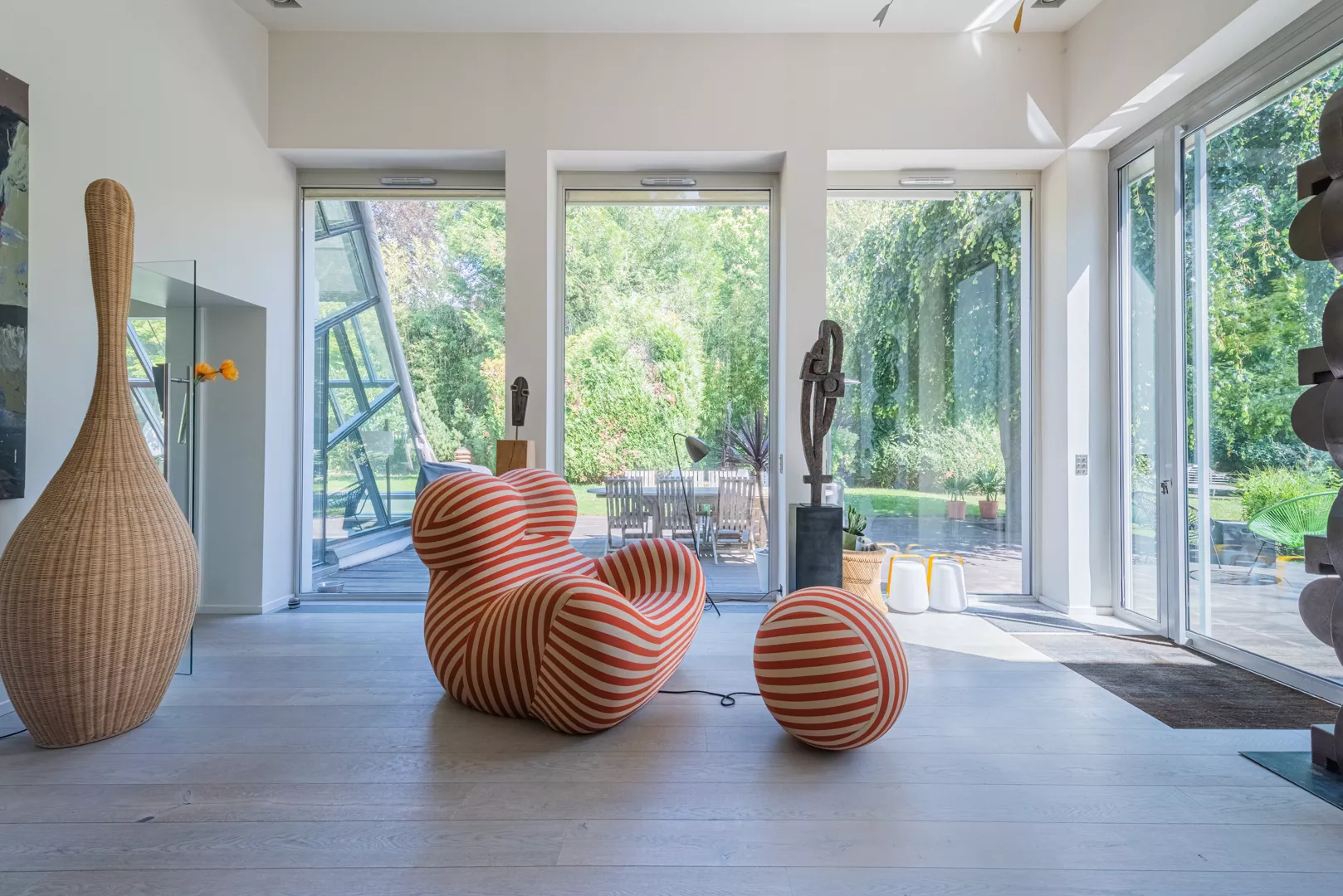 Maison contemporaine avec jardin refait par un architecte de renom à vendre par Junot