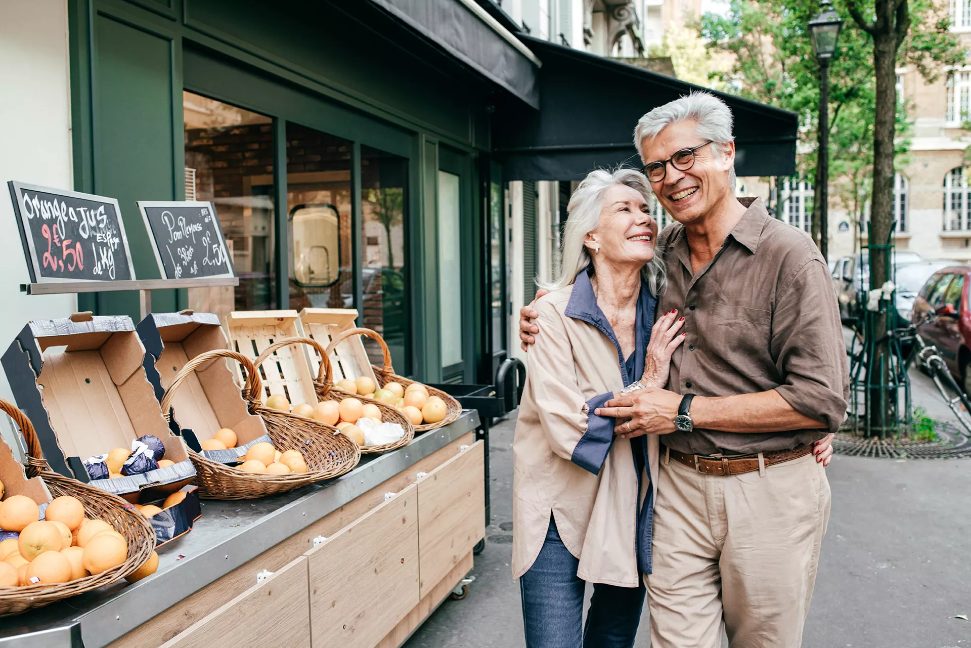 Un couple de senior marchent heureux dans la rue