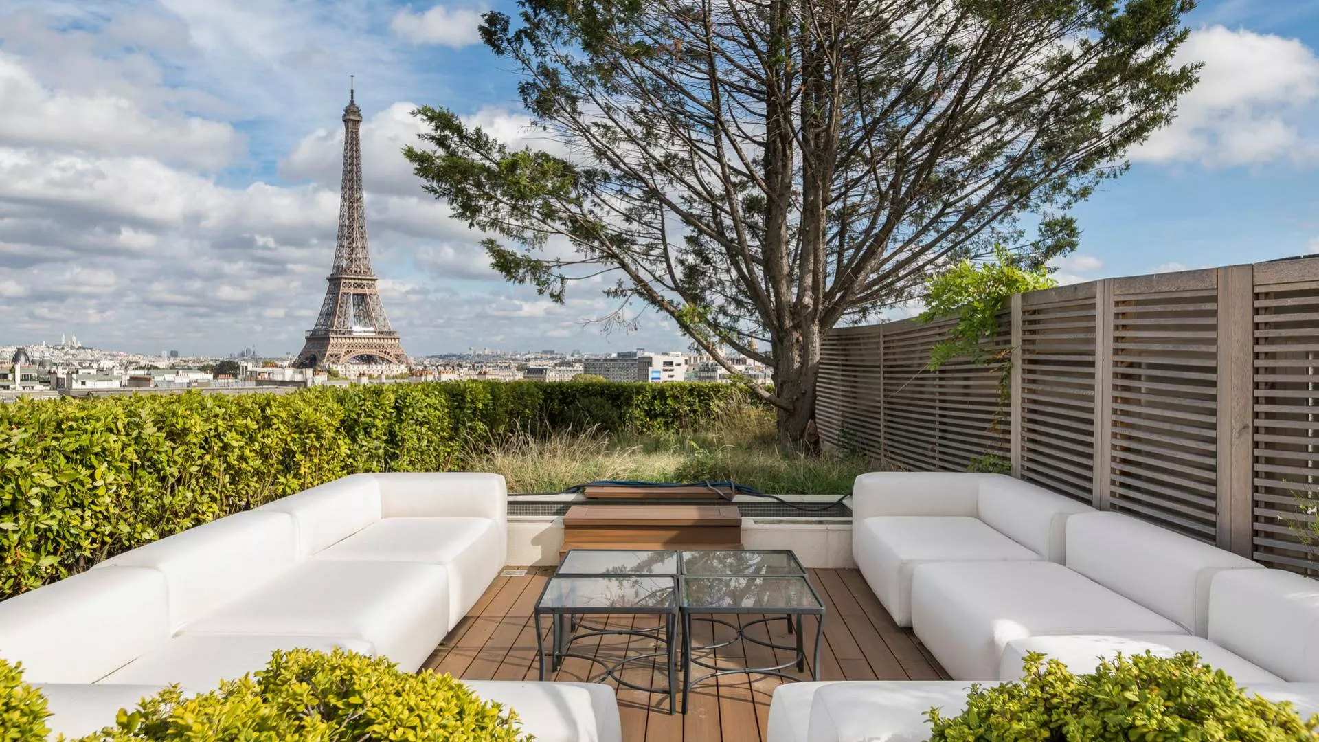 Penthouse with panoramic view of the Eiffel Tower