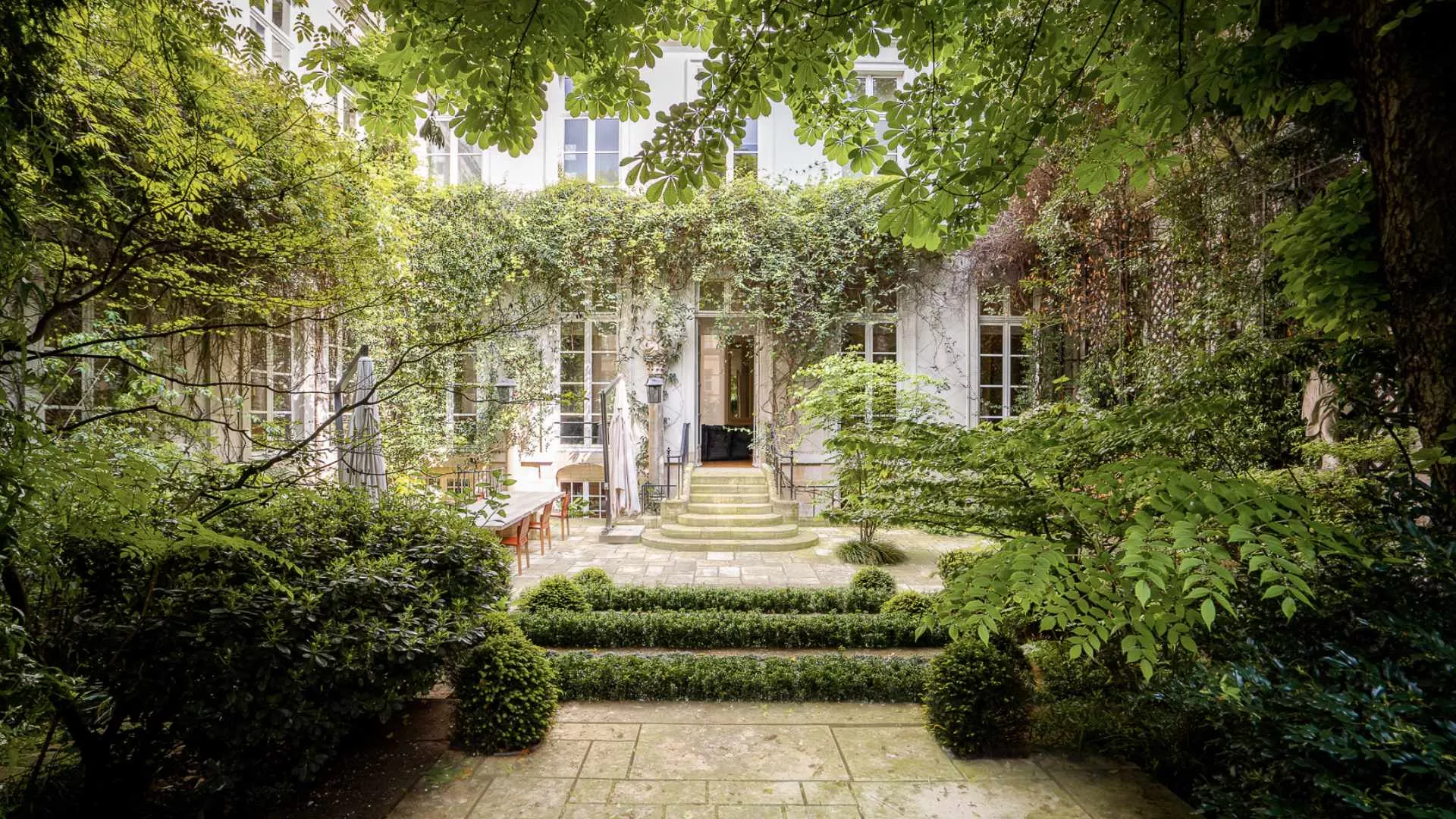 Hôtel particulier avec jardin privé