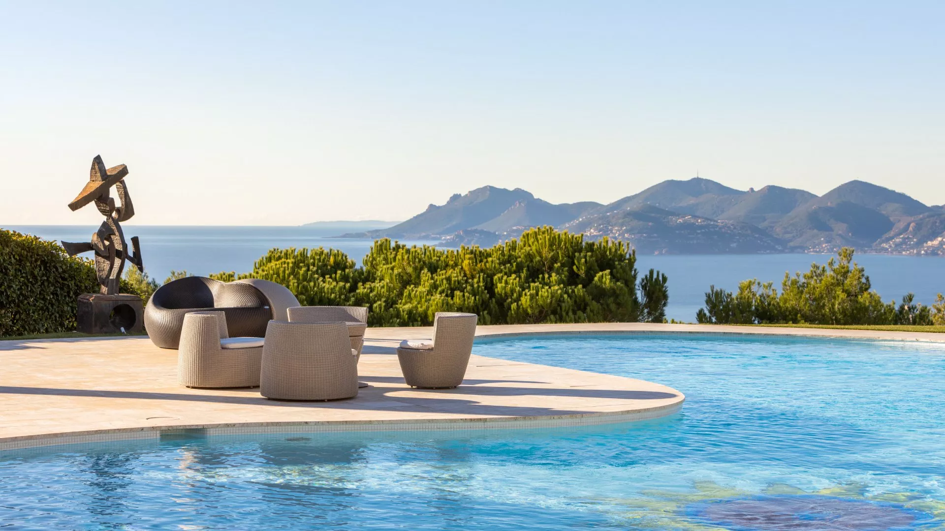 Piscine d'une villa en bord de mer