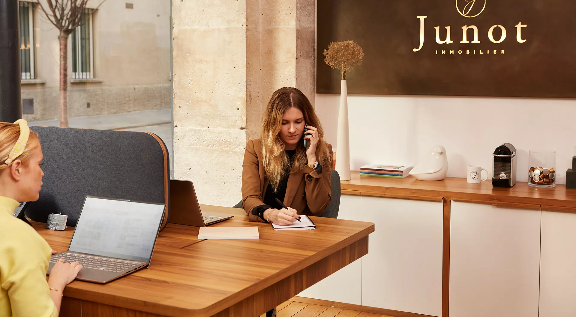 Real estate agent Junot Location & Gestion on the phone with an owner for the rental of his luxury property in Paris